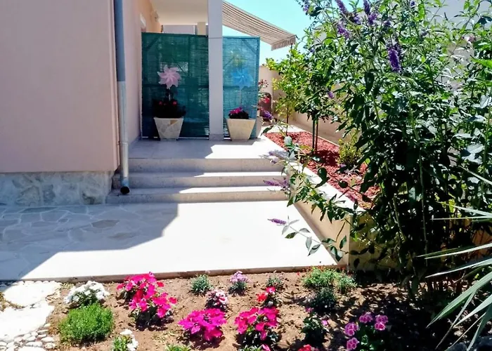 Josy With Gorgeous Garden Апартаменты *