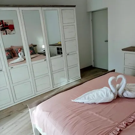 Josy With Gorgeous Garden Apartment Benkovac