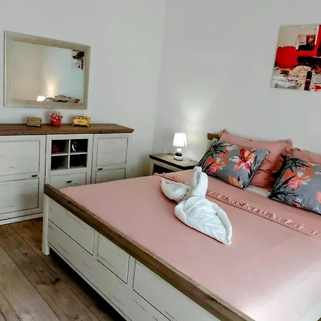 Josy With Gorgeous Garden Apartment
