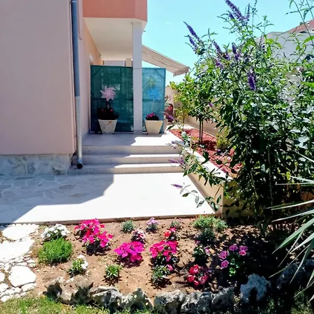 Josy With Gorgeous Garden Apartment *