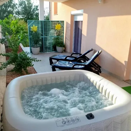 Apartment Josy With Gorgeous Garden Benkovac