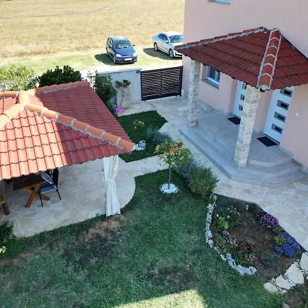 Josy With Gorgeous Garden Apartment *